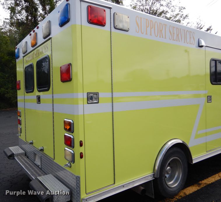 image for item EK9086 2002 Ford Econoline E450 ambulance