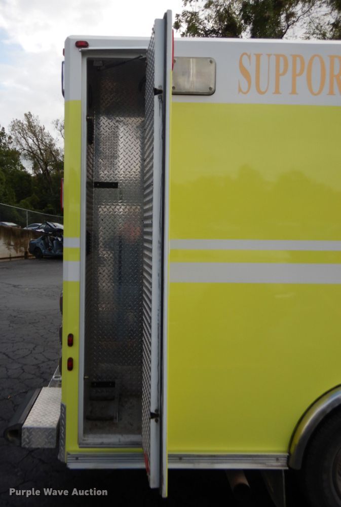 image for item EK9086 2002 Ford Econoline E450 ambulance