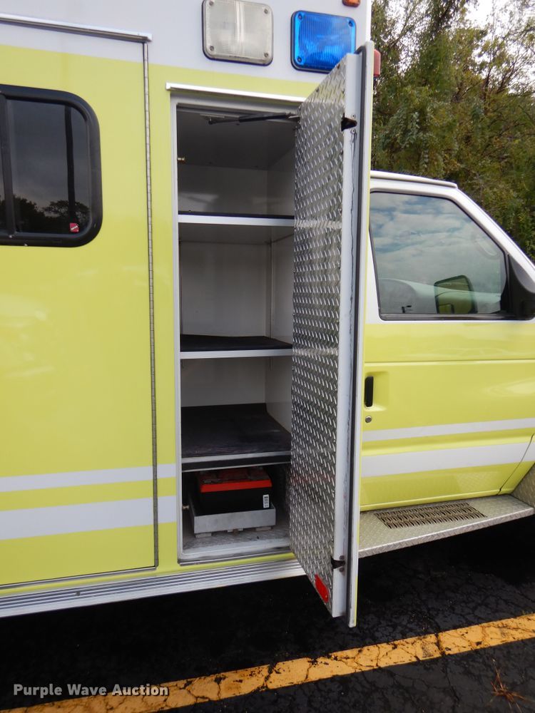 image for item EK9086 2002 Ford Econoline E450 ambulance