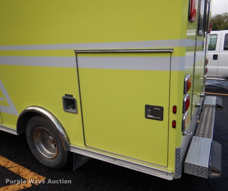 image for item EK9086 2002 Ford Econoline E450 ambulance