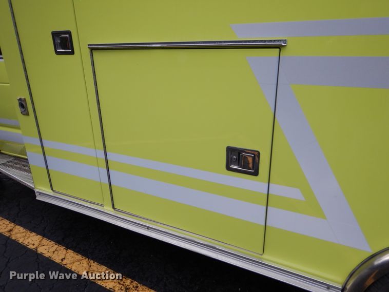 image for item EK9086 2002 Ford Econoline E450 ambulance