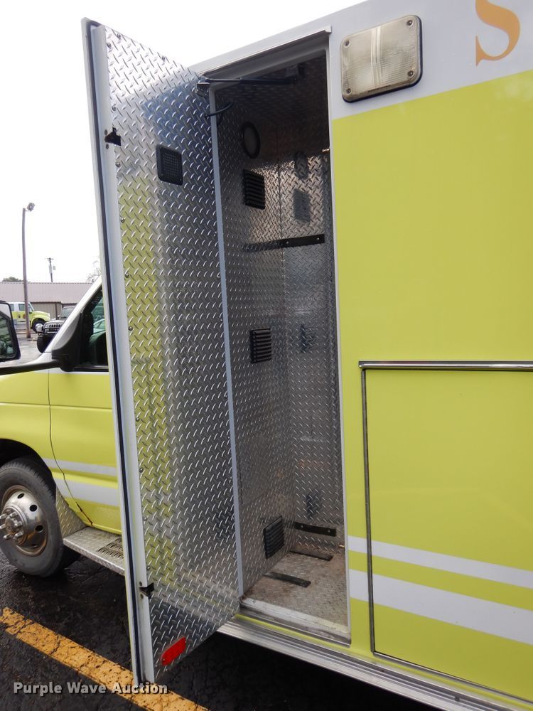 image for item EK9086 2002 Ford Econoline E450 ambulance