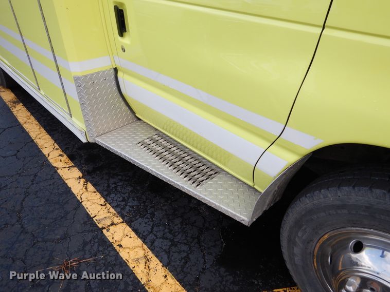 image for item EK9086 2002 Ford Econoline E450 ambulance