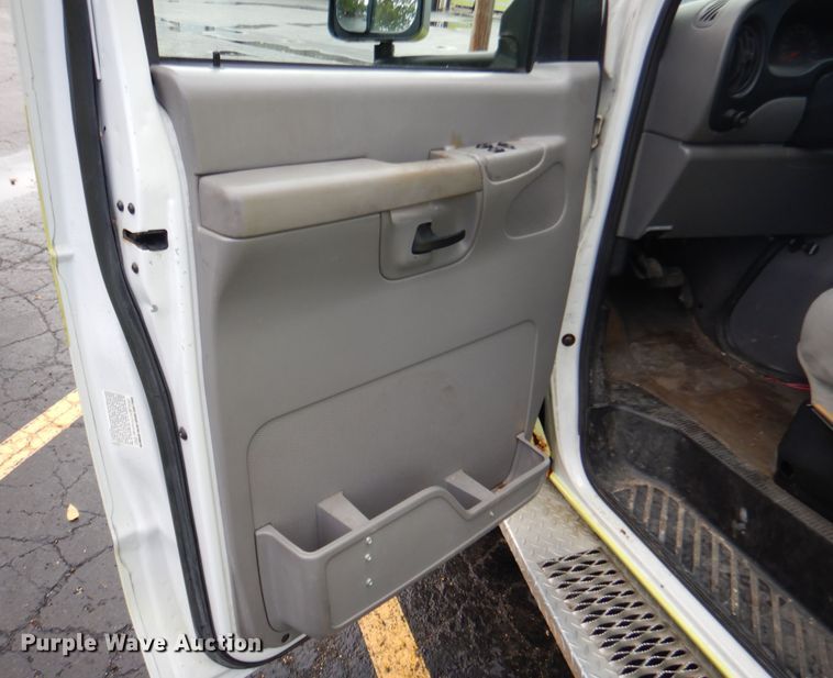 image for item EK9086 2002 Ford Econoline E450 ambulance