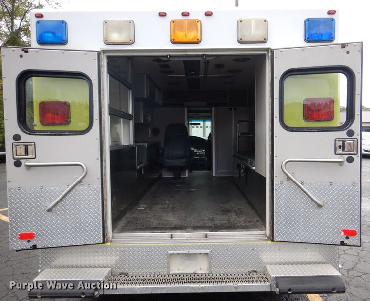 image for item EK9086 2002 Ford Econoline E450 ambulance
