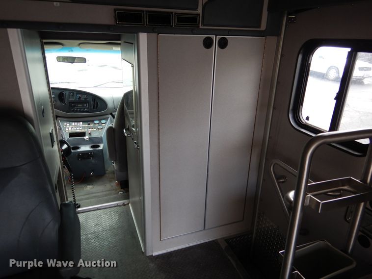 image for item EK9086 2002 Ford Econoline E450 ambulance