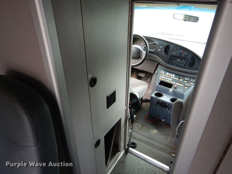 image for item EK9086 2002 Ford Econoline E450 ambulance