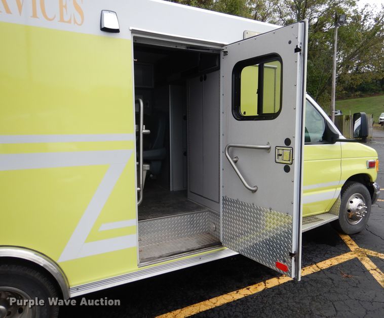 image for item EK9086 2002 Ford Econoline E450 ambulance