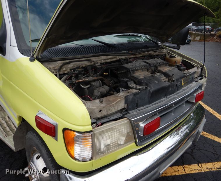 image for item EK9086 2002 Ford Econoline E450 ambulance