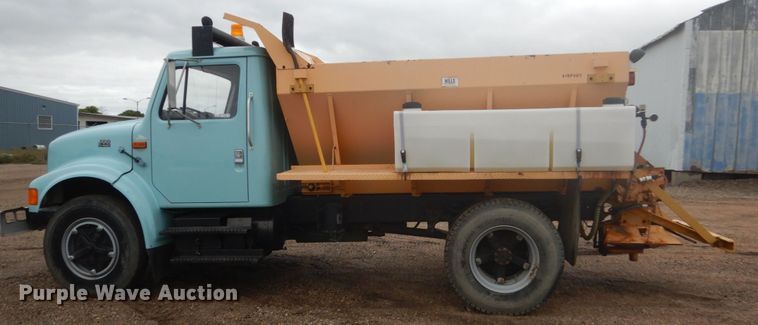 image for item FU9582 1997 International 4700 spreader truck