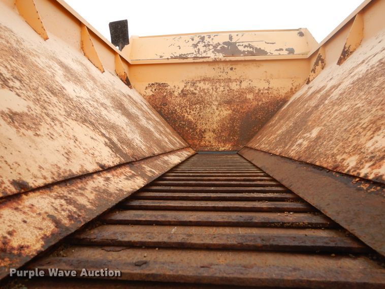 image for item FU9582 1997 International 4700 spreader truck