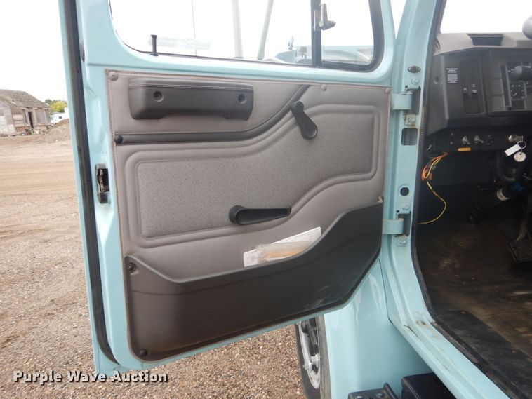 image for item FU9582 1997 International 4700 spreader truck