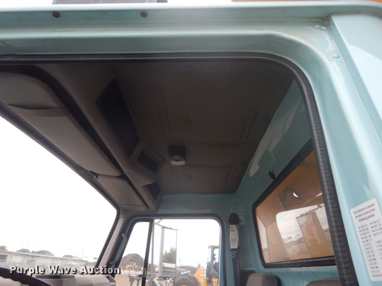 image for item FU9582 1997 International 4700 spreader truck