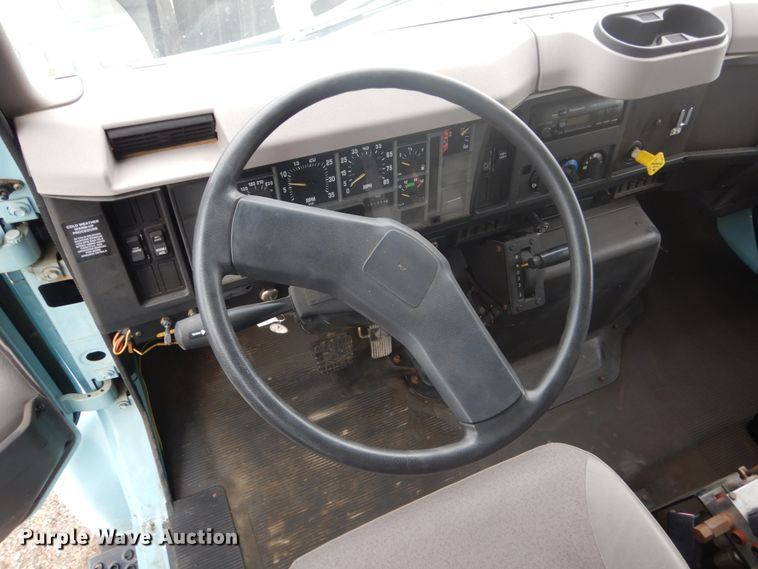 image for item FU9582 1997 International 4700 spreader truck