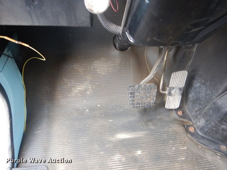 image for item FU9582 1997 International 4700 spreader truck