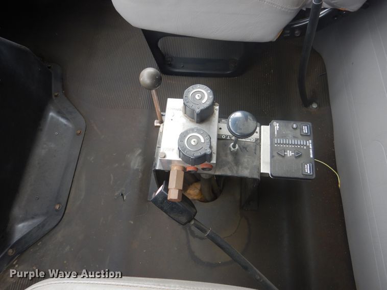 image for item FU9582 1997 International 4700 spreader truck