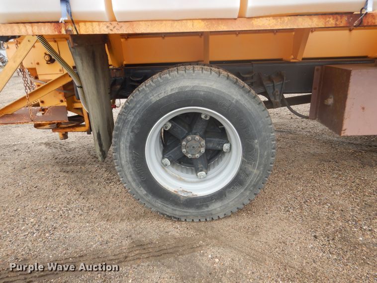 image for item FU9582 1997 International 4700 spreader truck