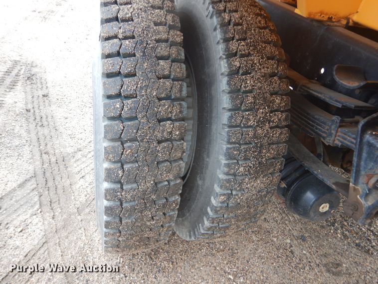 image for item FU9582 1997 International 4700 spreader truck