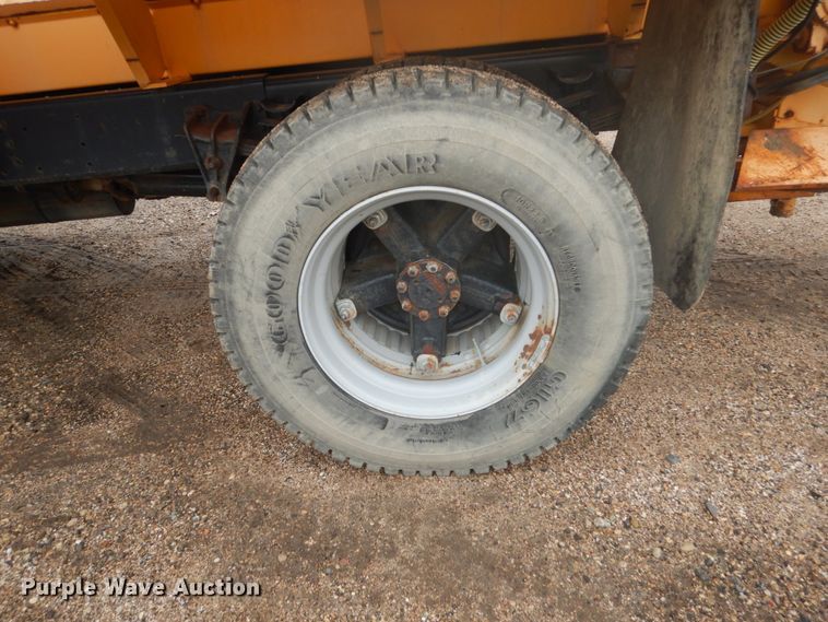 image for item FU9582 1997 International 4700 spreader truck