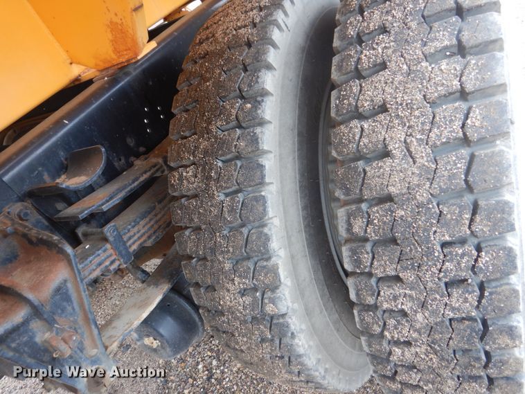 image for item FU9582 1997 International 4700 spreader truck