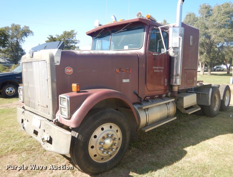 image for item DD4505 1987 International semi truck