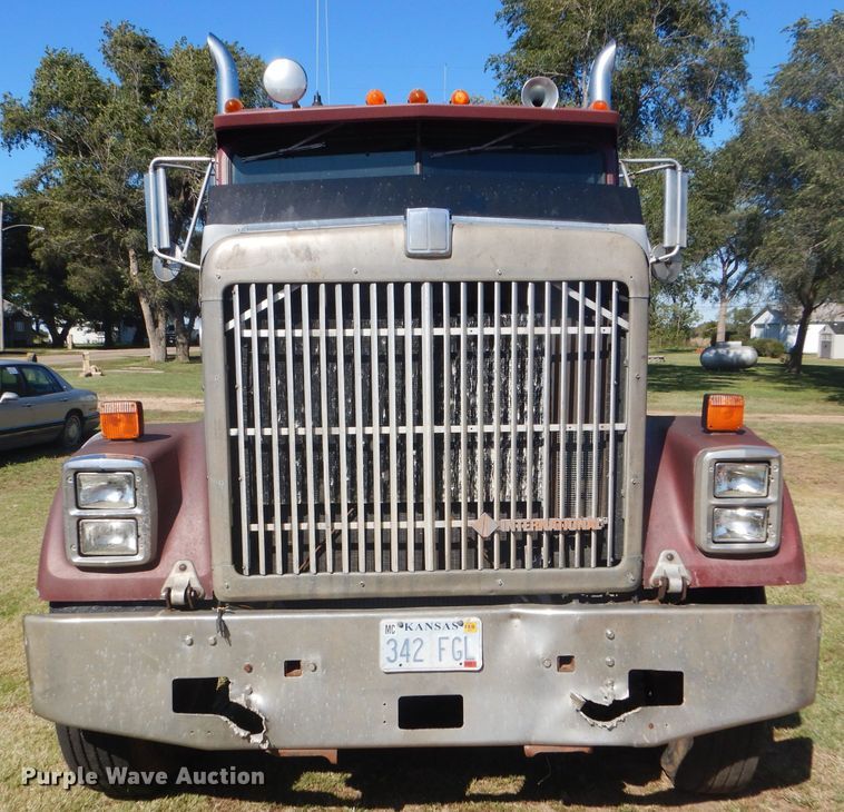 image for item DD4505 1987 International semi truck