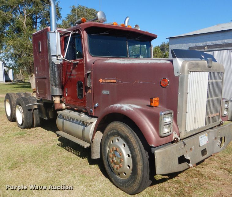 image for item DD4505 1987 International semi truck