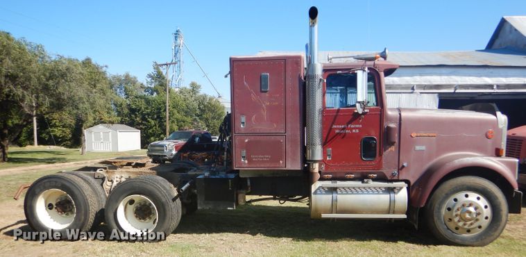 image for item DD4505 1987 International semi truck