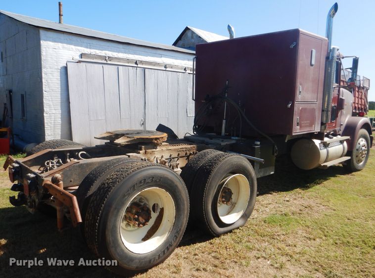 image for item DD4505 1987 International semi truck