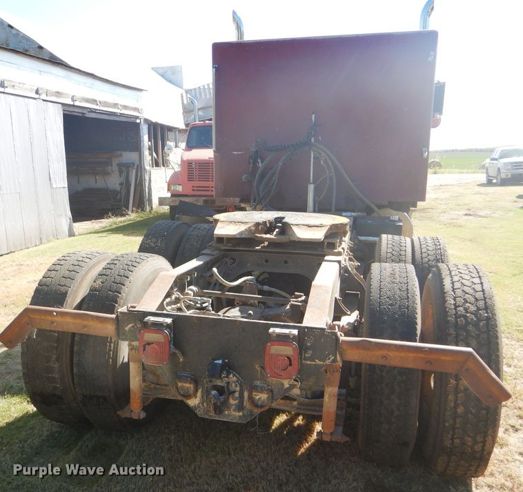 image for item DD4505 1987 International semi truck