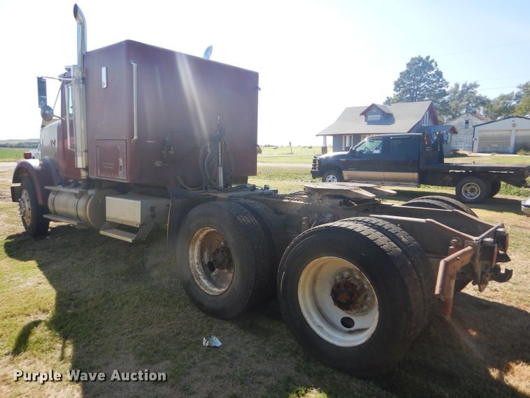 image for item DD4505 1987 International semi truck