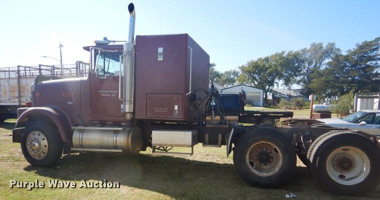 image for item DD4505 1987 International semi truck