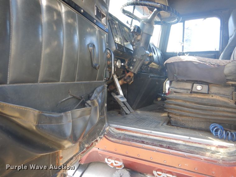 image for item DD4505 1987 International semi truck