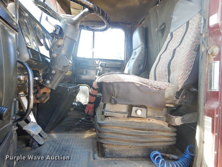 image for item DD4505 1987 International semi truck