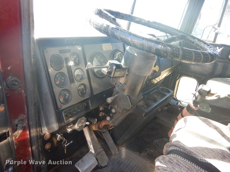 image for item DD4505 1987 International semi truck