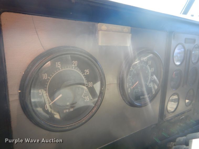 image for item DD4505 1987 International semi truck