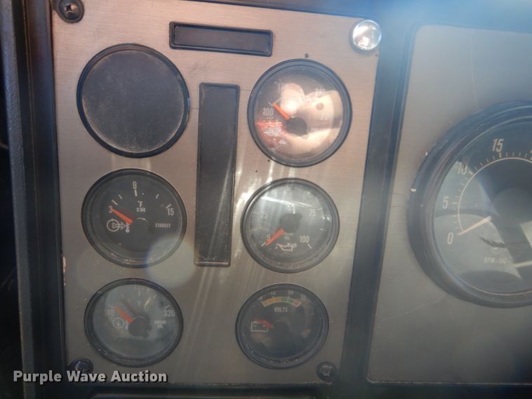 image for item DD4505 1987 International semi truck