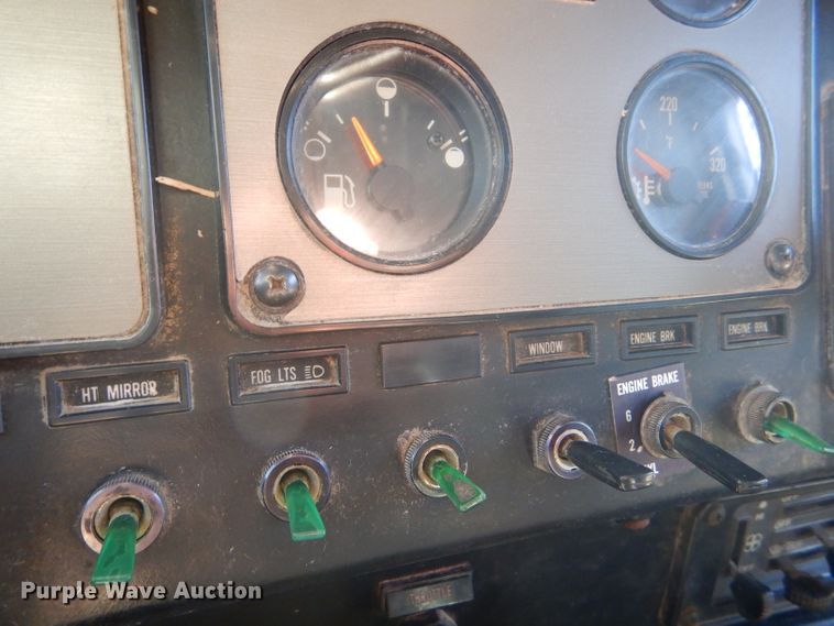 image for item DD4505 1987 International semi truck