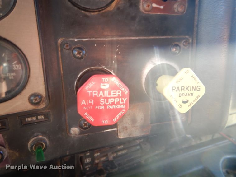 image for item DD4505 1987 International semi truck