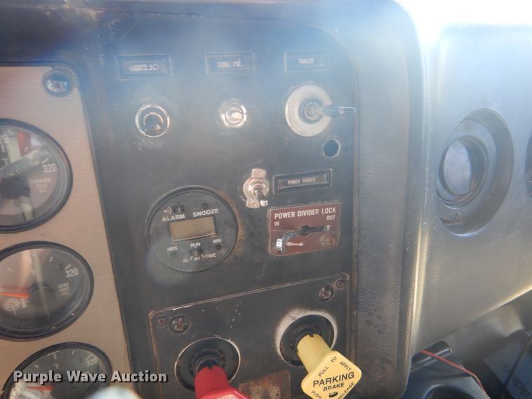 image for item DD4505 1987 International semi truck