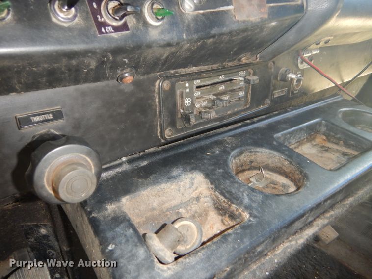 image for item DD4505 1987 International semi truck