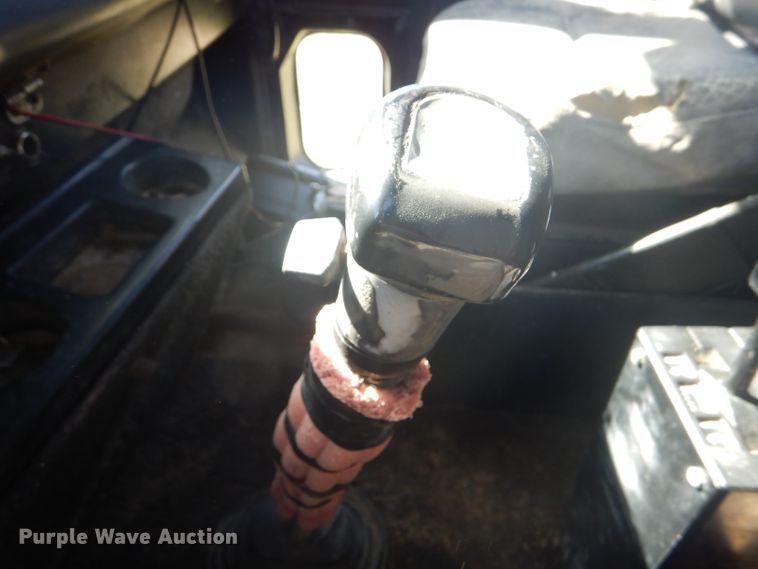 image for item DD4505 1987 International semi truck