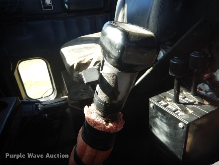 image for item DD4505 1987 International semi truck