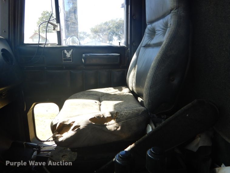 image for item DD4505 1987 International semi truck