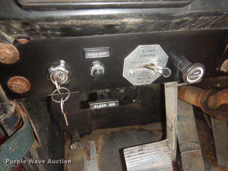 image for item DD4505 1987 International semi truck