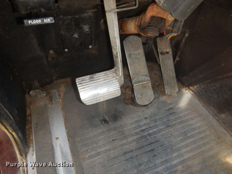 image for item DD4505 1987 International semi truck