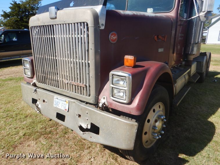 image for item DD4505 1987 International semi truck