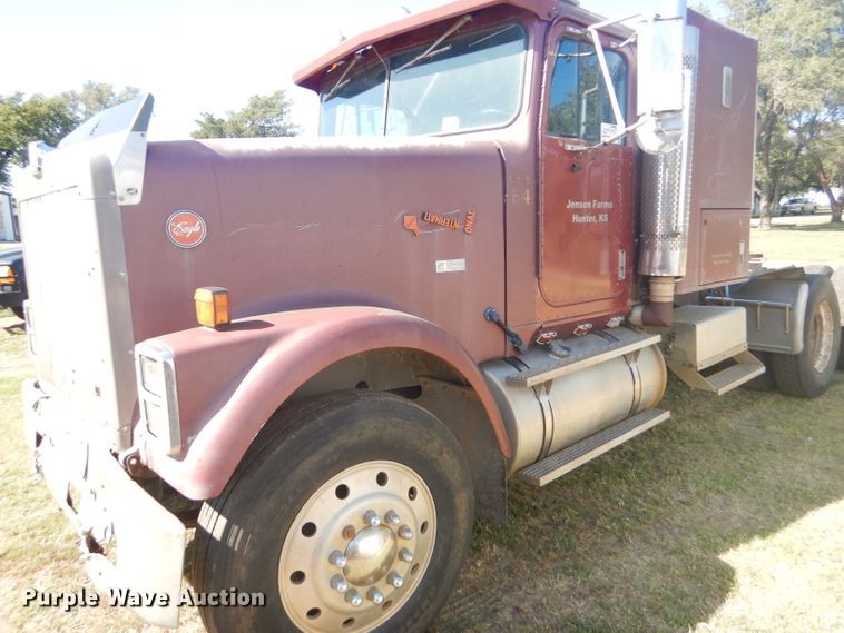 image for item DD4505 1987 International semi truck