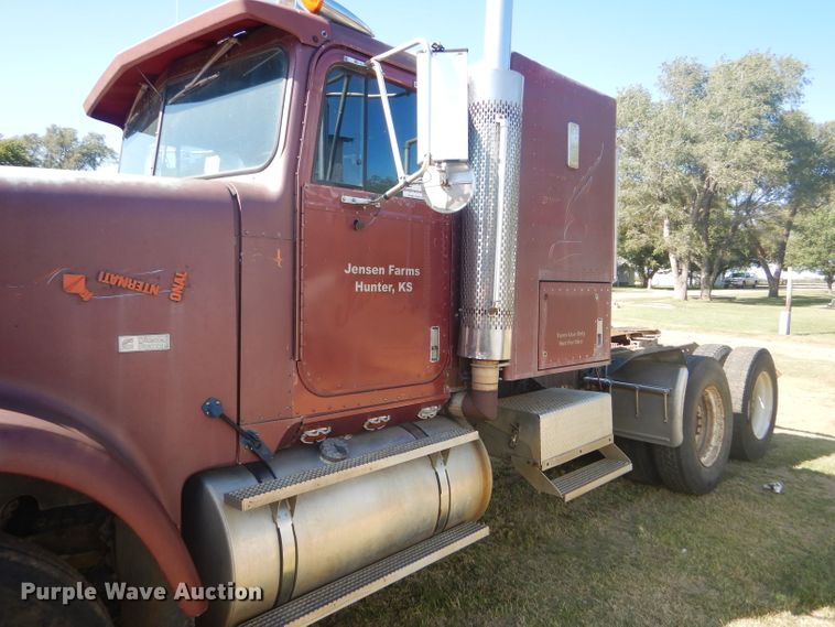 image for item DD4505 1987 International semi truck