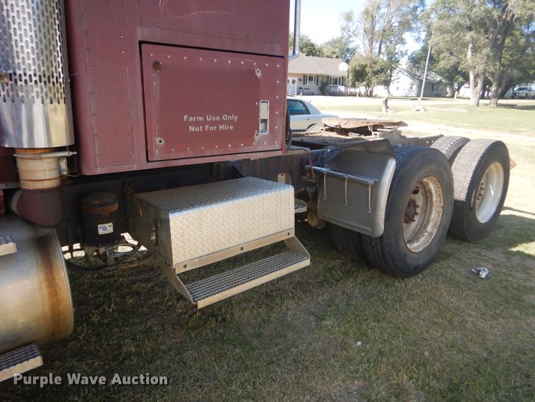 image for item DD4505 1987 International semi truck